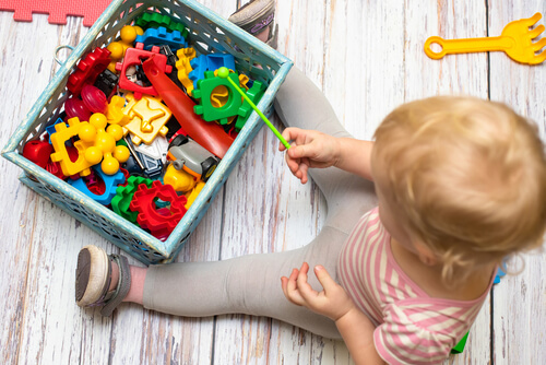 Child recognizing different shapes